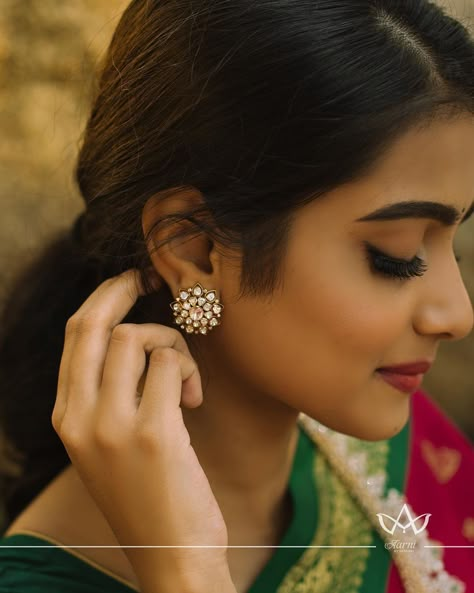 White Stone Earrings Indian Gold, Big Studs Earrings Indian, Kundan Earrings Studs, Ear Studs Indian, Studs Earrings Gold India, Hairstyle For Reception, Kundan Earrings Jhumkas, Indian Stud Earrings, Bridal Hairstyle For Reception