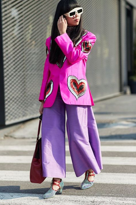 Come fashion week in the Italian city, those on the street style circuit like to show off in their finest and most eye-catching attire Artsy Fashion Style, Stylist Aesthetic, Purple Combination, Maximalist Outfits, Susie Lau, Susie Bubble, Artsy Fashion, Milan Fashion Week Street Style, Style Types