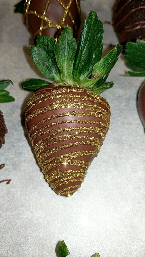 Nye Chocolate Covered Strawberries, Black Strawberries, Glitter Strawberries, Valentines Bakery, Strawberry Business, Dipped Berries, Valentine Chocolate Covered Strawberries, Dipped Fruit, Strawberry Ideas