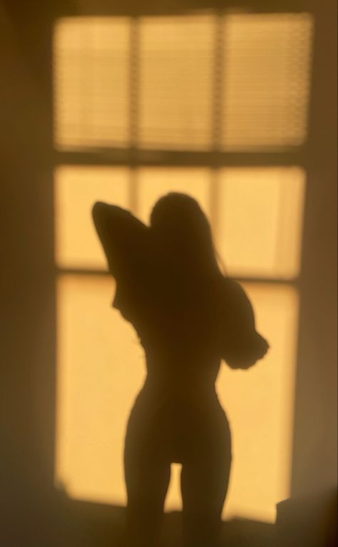 Body Image Aesthetic, Shadow Tattoo Silhouettes, Fit Woman Silhouette, Body Shadow Aesthetic, Sillouttes Images Women, Photo Content Ideas, Cinderella Is Dead, Vlog Intro, Body Shadow