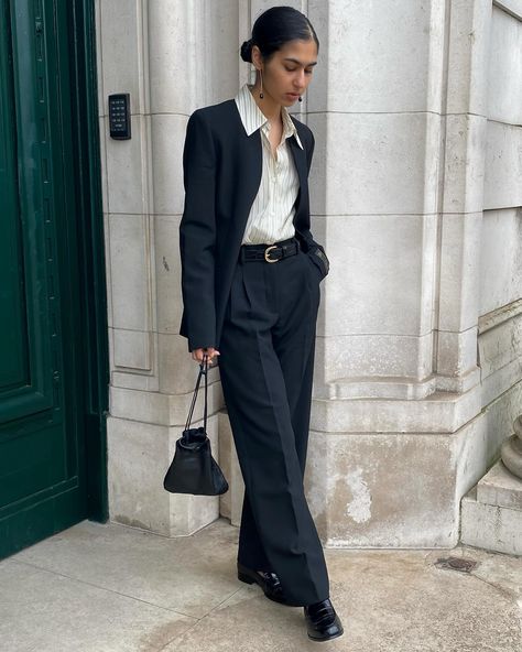 Suit with a side of femme Pant Suits Aesthetic, Suit With Graphic Tee Women, Women’s Prom Suit, Women Blazer Outfit Formal, Pantsuit Aesthetic, Women Suits Aesthetic, Masculine Suits For Women, New York Business Woman, Women’s Suits