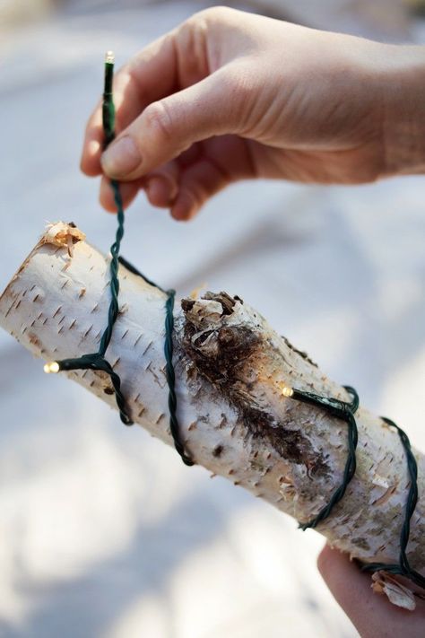 White Christmas Lights on Birch Tree Log Diy Christmas Window, Winter Window Boxes, Christmas Window Boxes, Window Box Ideas, Outdoor Christmas Planters, Outside Fall Decor, White Christmas Lights, Diy Hanging Shelves, Winter Planter