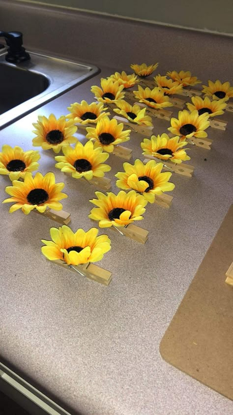 #babyshower #sunflower #sunflowerdecor Sunflower Theme Gender Reveal, Sunflower Baby Shower Ideas Decoration, Sunflower Theme Baby Shower Ideas, Sunflower Baby Shower Ideas Girl, Sunflower Table Decorations, Sunflower Theme Party Decorations, Sunflower Baby Shower Theme, Sunflower Baby Shower Ideas, Sunflower Party Ideas