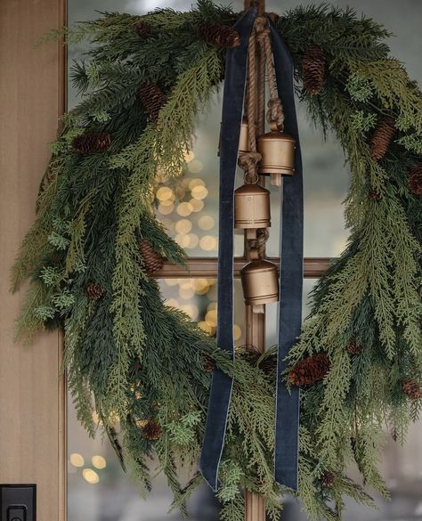 Are you decorating your front porch for Christmas? We're sharing over 25 ideas for inspiration this holiday season. From the most gorgeous garland to the most unique DIY nutcrackers, you'll be sure to find ideas you can replicate on your own front porch for the holidays! Natal Natural, Christmas Decor Inspiration, Christmas Front Porch, Christmas Porch Decor, Porch Christmas Decor, Front Porch Christmas, Christmas Porch, Front Porch Christmas Decor, Merry Little Christmas