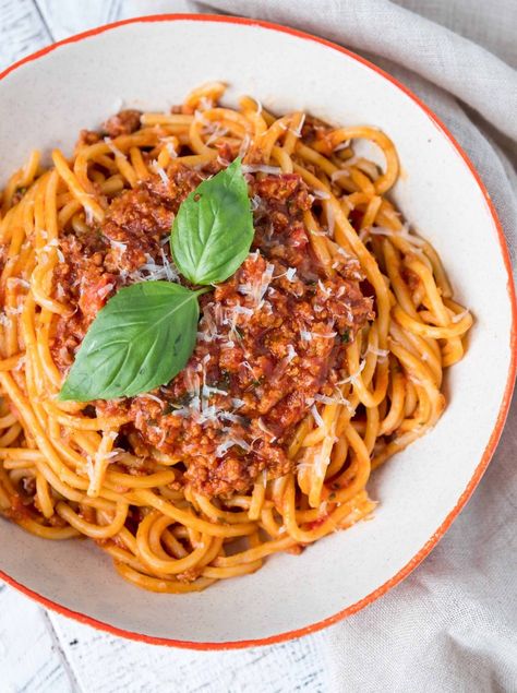 Spageti Bolognaise Aesthetic, Aesthetic Pasta, Spaghetti Bolognese Recipe, Bolognese Sauce Recipe, Pasta Bolognese, Bolognese Recipe, Food Pic, Party Hosting, Bolognese Sauce