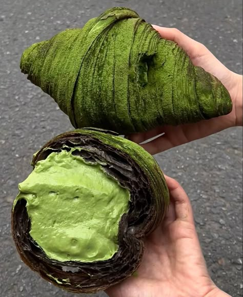 Matcha Croissant, Kue Macaroon, Food Recepie, Greens Recipe, Cute Desserts, Food Inspo, Food Obsession, Cafe Food, Green Aesthetic