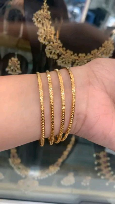 Trendy Gold Necklace, Simple Gold Bangle, Unique Gold Jewelry Designs, Gold Jewels Design, Neck Pieces Jewelry, Gold Bangles For Women, Black Beads Mangalsutra Design, New Gold Jewellery Designs, Gold Earrings Models