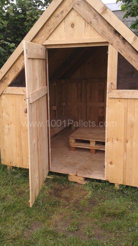 Childrens House Pallet Sheds, Play Houses Diy, Pallet Cabin, Outside Playhouse, Pallet Playhouse, Childrens Playhouse, Pallet Shed, Playhouse Plans, Diy Playhouse