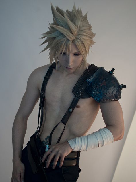 Cloud Strife In A Dress, Cloud Strife Tattoo, Cloud Strife Drawing, Cloud Strife Cute, Cloud Strife Wallpapers, Cloud Strife Advent Children, Cloud Strife Pfp, Ff7 Cosplay, Cloud Strife Fanart