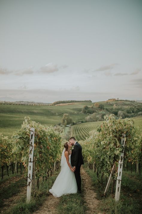 Vineyard Wedding Decor, Vineyard Wedding Reception, Vineyard Wedding Inspiration, Candlelit Reception, Wedding In Tuscany, Tuscan Wedding, Wine Wedding, Tuscany Wedding, Photo Couple