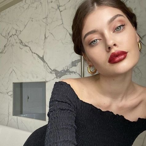 Red Lips Makeup Look, Red Lip Makeup, Makeup Eye Looks, Make Up Inspo, Makati, Mode Inspo, Red Lipstick, Glam Makeup, Artistry Makeup