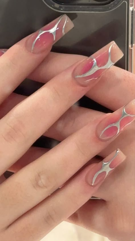 Chrome Lines Nail Art, Silver Lined Nails, Pink Nails With Silver Chrome, Nail Design Inspo Square, Silver Chrome Acrylics, Chrome Line Nail Art, Crome Art Nails, Nails 2024 Square, Chrome Line Nails