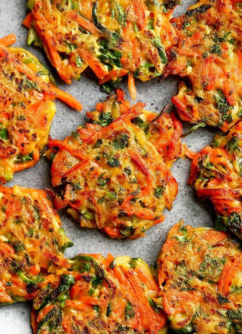 Vegan Veggie Fritters, Vegan Carrot Fritters, Vegan Vegetable Fritters, Just Vegetables Recipes, Broccoli Fritters Vegan, Vegetable Fritters Recipe, Vegetable Side Dishes Vegan, Carrot Recipes Vegan, Airfryer Vegetables Recipes