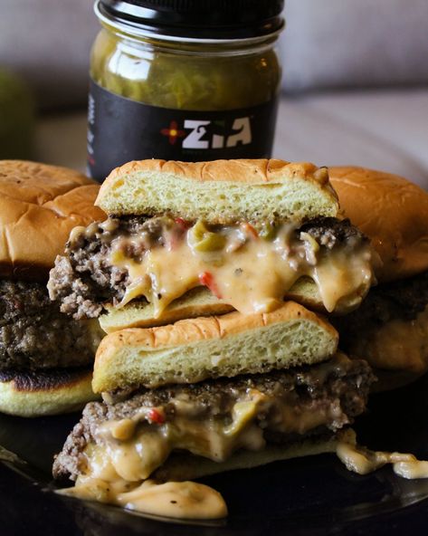 Hatch Green Chile Juicy Lucy Burger Chili Burgers Recipe, Green Chili Burger, Green Chile Queso, Hatch Green Chili Recipe, Hatch Chili Recipes, Hatch Chile Recipes, Juicy Lucy Burger, Hatch Green Chili, Chili Burger