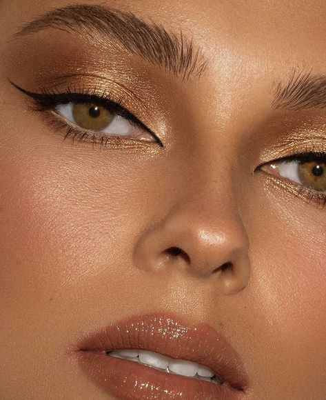 Golden Glowy Makeup Look, Aphrodite Makeup Goddesses, Olive Eyeshadow Looks, Demeter Makeup, Goddess Makeup Halloween, Makeup Dorado, Gold Goddess Makeup, Goddess Costume Makeup, Golden Makeup Look