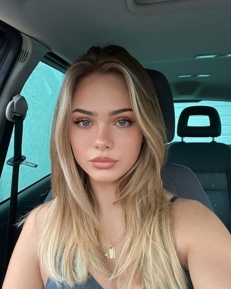 Beauty Hair Color, Big Women Fashion, Color Combinations For Clothes, Big Forehead, Model Aesthetic, Blonde Girl, Cut And Style, Cute Hairstyles, Hair Inspo