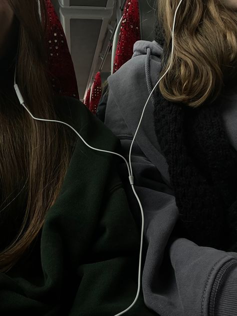 Sharing Earphones Aesthetic, 2 Bffs Aesthetic, Photos With Your Bff, Bestie Faceless, Faceless Best Friends Aesthetic, Best Friends Aesthetic Faceless, Best Friends Faceless, Bestie Goals Aesthetic, Bsf Wallpapers