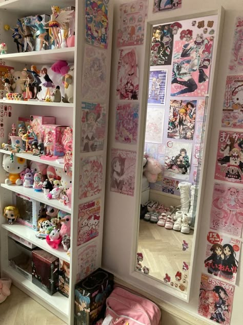 Kawaii Room Storage, Bunk Bed Kawaii Room, Cute Room Kawaii, Kawaii Room Anime, Pink Room Wall Ideas, Pink Otaku Room, Cute Anime Bedroom Ideas, Pink Anime Room Aesthetic, Kawaii Loft Bedroom