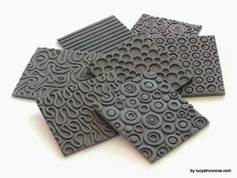 Great ideas to create your own texture sheets. Clay Origami, Plastic Fou, Texture Plates, Clay Lesson, Texture Tools, Clay Stamps, Clay Techniques, Clay Texture, Polymer Clay Tools