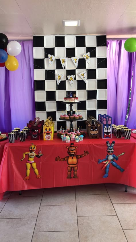 Five Nights At Freddy's Birthday Party Games, Fnf Party Ideas, Security Breach Party Ideas, Fnf Birthday Party Ideas, Fnaf Birthday Decorations, Fnaf Centerpieces, Fnaf Birthday Party Games, Fnaf Birthday Party Ideas Cakes, Fnaf Birthday Cake Ideas