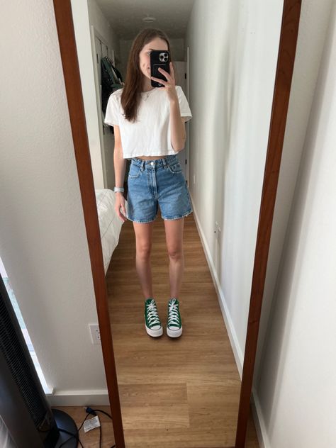 Inspo for bermuda shorts - love paring with high top platform converse High Converse Outfit, High Top Converse Outfit, High Tops With Shorts, High Top Platform Converse, Shorts And Converse, Cutest Outfits, Converse Outfits, Converse Outfit, High Top Converse