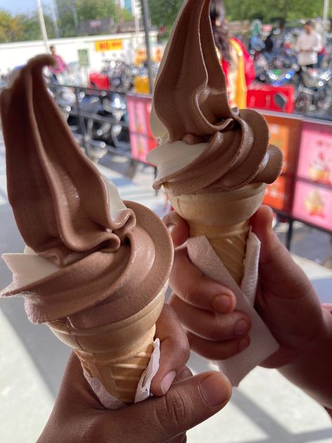 Half and half ice cream chocolate and vanilla 😍 Half And Half Ice Cream, Introvert Aesthetic, Ice Cream Swirl, Ice Cream Chocolate, Yummy Ice Cream, Food Mood, Cream Aesthetic, Half And Half, Live Love Laugh