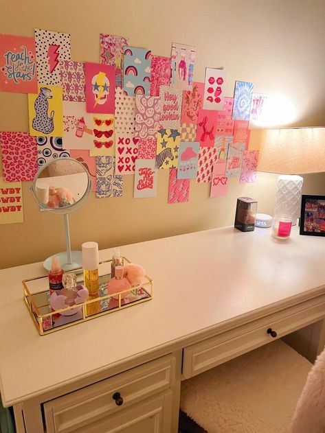 Pic by: ☆ Amelia ☆ Preppy Desk Setup, Preppy Desks, Preppy Desk Ideas, Preppy Summer Room, Preppy Vanity Ideas, Preppy Desk Decor, Preppy Table, Pink Preppy Room, Preppy Bedrooms