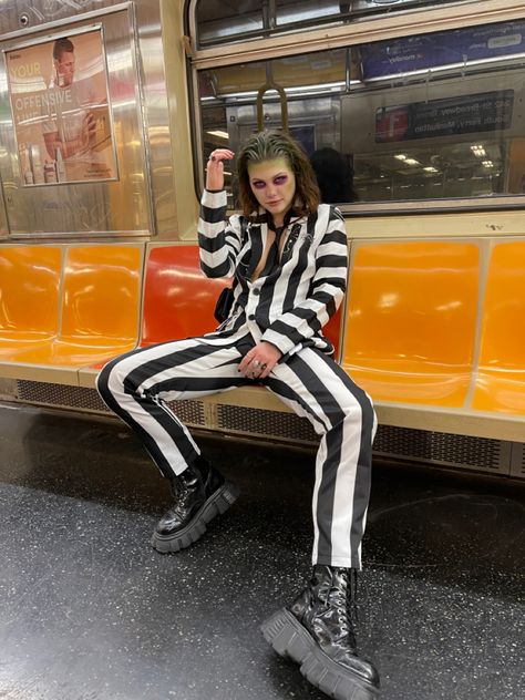 Classical Halloween Costumes, Beetleguese Costume, Beetle Juice Woman Costume, Cute Beetlejuice Costume, Halloween Costume Nonbinary, Nettle Juice Costume, Beetle Juice Halloween Costumes Women, Halloween Costumes Women Beetlejuice, Halloween Costumes 2024 Solo