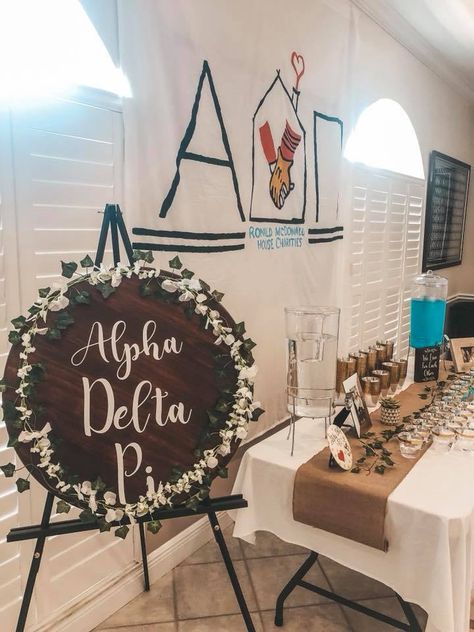 Sorority Tabling Ideas Events, Founders Day Decoration Ideas, Sorority Backdrop Ideas, Recruitment Table Display, Sorority Decorations Recruitment, Founders Day Sorority Ideas, Sorority Preference Night, Philanthropy Round Recruitment Decor, Rmhc Adpi Decorations