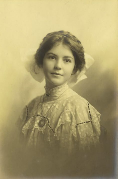 40 Stunning Portrait Photos of Beautiful Young Women From the Turn of the 20th Century ~ vintage everyday Old Portraits, Victorian Photos, Old Photography, Portrait Photos, Victorian Women, Vintage Portraits, Old Photographs, Antique Photos, Vintage Pictures