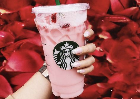 Starbucks Drinks Strawberry, Starburst Drink, Starbucks Pink Drink Recipe, Pink Drink Starbucks, Pink Drink Recipes, Starbucks Pink Drink, Starbucks Hacks, Diy Starbucks, Starbucks Strawberry