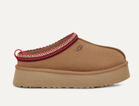 The UGG Tasman Slipper is a perfect blend of comfort and durability, making it a must-have for fall and winter. Featuring a soft suede upper, luxurious sheepskin lining, and an EVA outsole, these slippers are designed for both indoor lounging and outdoor errands. The Tasman braid embroidery adds a stylish touch to this cozy footwear. Whether you're relaxing at home or stepping out, the UGG Tasman keeps your feet warm and comfortable. Ugg Tasman Outfit, Ugg Tazz, Ugg Slippers Women, Ugg Tasman Slippers, Short Ankle Boots, Suede Clogs, Ugg Tasman, Platform Clogs, Ugg Slippers