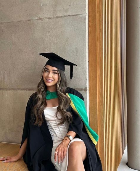 Master Degree Outfit, Grad Photos Hairstyles, Masters Degree Grad Pics, Graduation Photoshoot Hairstyles, Hair For Graduation Cap Hairstyles, Grad Hair With Cap, Graduation Masters Pictures, Grad Photo Aesthetic, Graduation Aesthetic Outfit