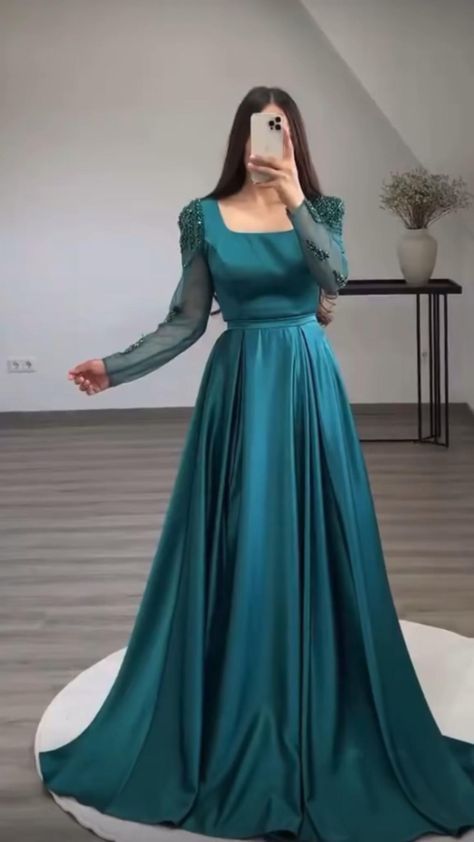 Women Gown Design, Pakistani Dresses Party Wear, Dresses By Texture, Gown Dress Party Wear, Women Gown, Party Wear Casual, Party Wear Gowns, Long Frock Designs, Soiree Dresses