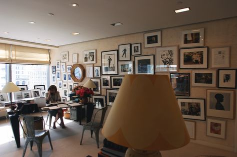 Anna Wintour's Office Anna Wintour Office, Industrial Office Space, Managing Business, Tolix Chair, Vogue Photography, American Vogue, Office Time, Office Design Inspiration, Vogue Editorial