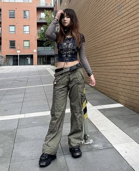 #aesthetic #outfits #2000sfashion #moda Moda Grunge, Alt Outfits, 2000s Fashion Outfits, New Rock, Swaggy Outfits, Grunge Goth, Alternative Outfits, Fairy Grunge, Dream Style