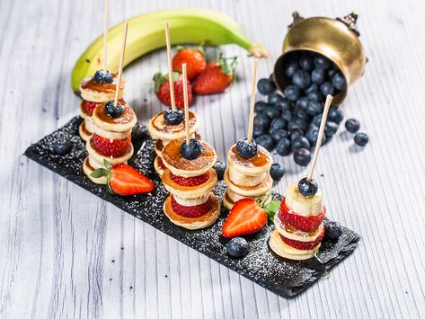 Pancake Plating, Mini Pancakes Ideas, Mini French Toast, Pancake Skewers, Dessert Skewers, Strawberries And Blueberries, French Toast Sticks, Plating Ideas, Sweet Bar