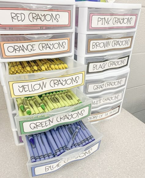 Colored Pencil Organization Classroom, Daycare Binder Organization, Organizing Ideas Classroom, Kindergarten Teacher Resources, Marker Organization Classroom, Art Classroom Organization Ideas, Elar Classroom Setup, First Classroom Essentials, Crayon Storage Classroom