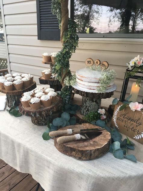 Outdoor Wedding Cake Table Ideas, Wedding Table Decor With Wood Slices, Rustic Style Wedding Decorations, Wedding Cake Wood Stand, Rustic Wedding Food Table Decor, Simple Boho Backyard Wedding, Boho Cake Stand Wedding Ideas, Spool Wedding Table, Wedding Shower Ideas Rustic