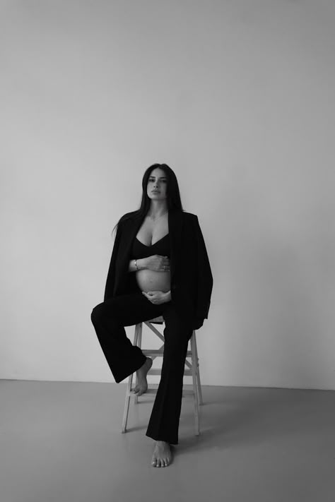 Black Clothes Maternity Pictures, Maternity Photography Portraits, Black Outfit Maternity Shoot, Maternity Photography Black Outfit, Pant Suit Maternity Shoot, Boss Maternity Shoot, Blazer Outfit Pregnant, Black Blazer Maternity Photoshoot, Portrait Maternity Photography