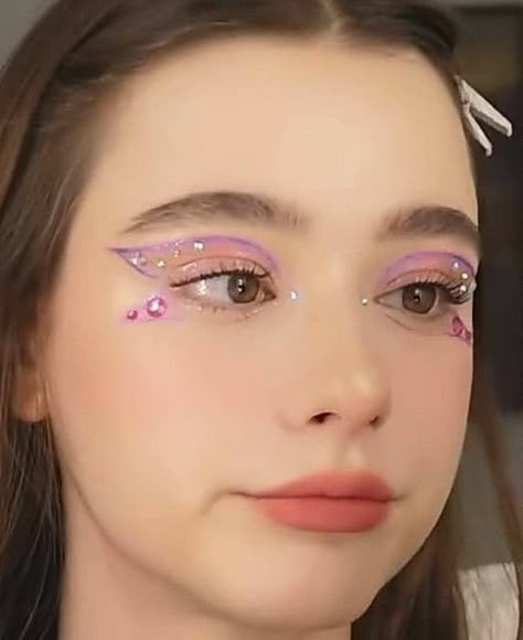 Euphoria Eye Makeup, Soft Pink Makeup, Uni Makeup, Dewy Makeup Tutorial, Soft Makeup Look, Make Up Gold, Concert Makeup, Rhinestone Makeup, Cute Eye Makeup