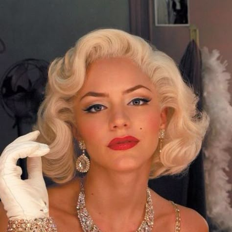 Katherine McPhee as Marilyn Monroe from "Smash". Gorg.eous. Marilyn Monroe Halloween Costume, Marilyn Monroe Halloween, Marilyn Monroe Makeup, Marilyn Monroe Hair, Blonde Halloween, Marilyn Monroe Costume, Most Popular Halloween Costumes, Blonde Halloween Costumes, Katherine Mcphee