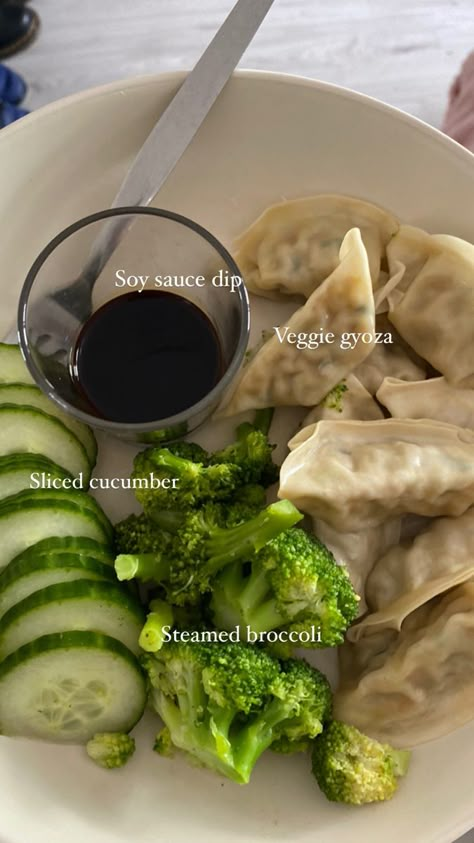 Aesthetic meal, vegan, healthy, green Healthy Dinners Without Meat, Aesthetic Healthy Meal Ideas, Vegetarian Student Meals, Dinner Plates Aesthetic, Aesthetic Vegetarian Meals, Salad Inspo Aesthetic, Healthy Low Calorie Meals Vegetarian, Aesthetic Vegan Meals, Healthy Snacks Aesthetic Recipe