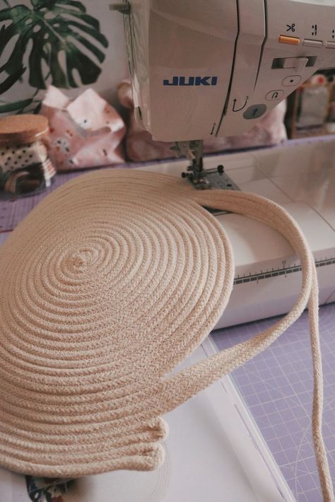 Rope Basket Tutorial, Coiled Fabric Bowl, Clothesline Basket, Rope Bags, Diy Rope Basket, Rope Bowls, Coiled Fabric Basket, Rope Baskets, Diy Bag Designs