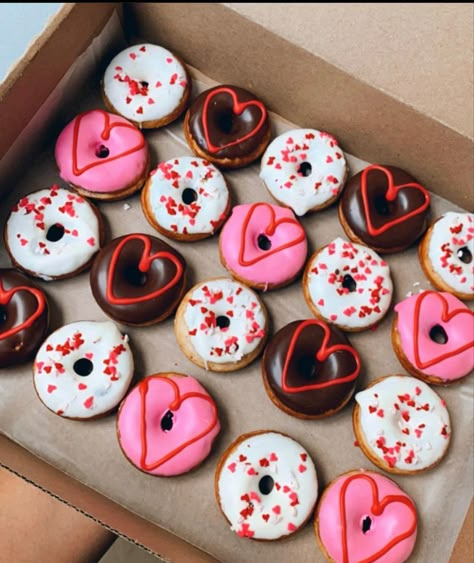 Valentine Donuts Ideas, Valentine’s Day Donut Ideas, Valentine Mini Donut Ideas, Valentines Mini Donuts Ideas, Mini Donuts Valentines Day, Mini Doughnut Ideas, Mini Donuts Decoration, Valentines Donut, Mini Donuts Ideas