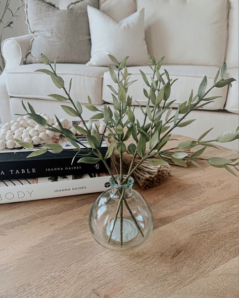 Glass Décor Bud Vase Tiny Vase Ideas, Small Vase Decorating Ideas, Clear Vase Decor Ideas, Everyday Table Centerpieces, Clear Vase Decor, Glass Vase Ideas, Small Vases Decor, Round Glass Vase, Houston Apartment