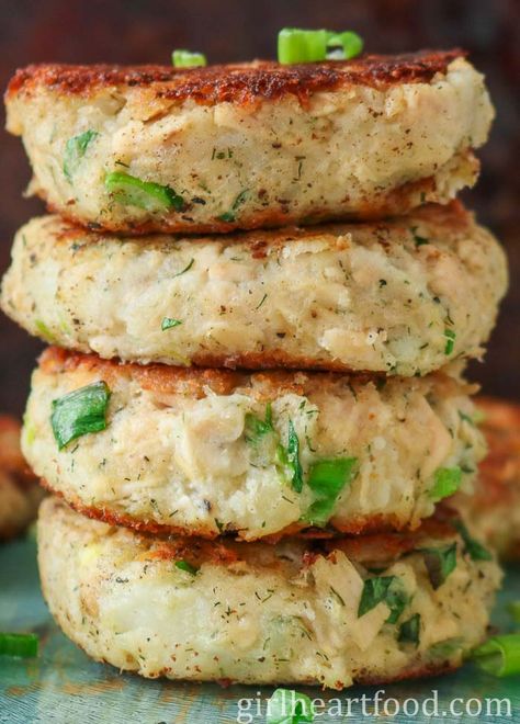 Have leftover mashed potato and enjoyed canned tuna? Try tuna potato patties (or tuna potato cakes). These easy fish cakes combine some humble ingredients (like canned tuna fish and potato), along with some ingredients for freshness and colour (like green onion and parsley). They come together quickly and make for a delicious meal any day of the week! #tunapotatopatties #tunacakes #cannedtunarecipe #fishcakes Potatoes Patties, Chili Side Dishes, Tuna Potato, Tuna Fish Cakes, Tuna Patties Recipes, Thai Fish Cakes, Creamy Tuna Pasta, Recipes For Families, Mash Potato