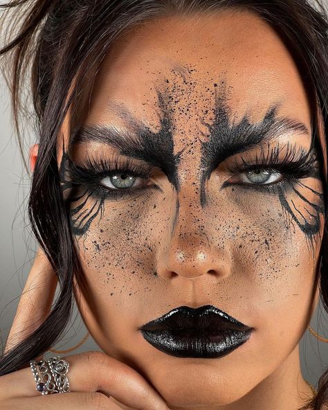 Made Up Superheroes, Huntress Makeup Halloween, Goth Witch Makeup Halloween, Halloween Makeup Trends 2023, Third Eye Halloween Makeup, Dark Angel Hairstyle, Raven Makeup Halloween, Dark Queen Makeup Halloween, Dark Fairy Halloween Makeup