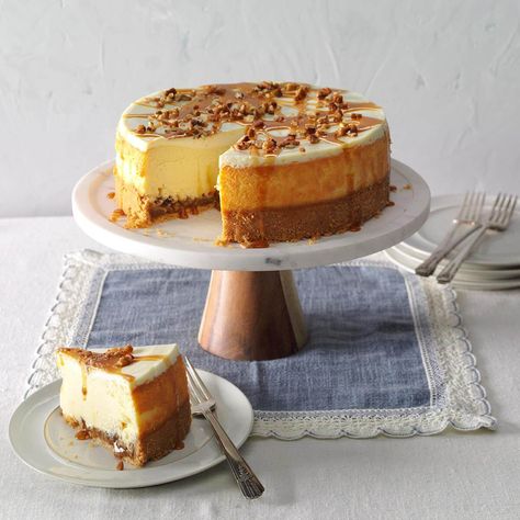 Caramel Pecan Desserts, Caramel Pecan Cheesecake Recipes, Pecan Cheesecake Recipes, Fall Cheesecake, Butter Pecan Cheesecake, Christmas Cheesecake Recipes, Caramel Pecan Cheesecake, Pecan Desserts, Christmas Cheesecake