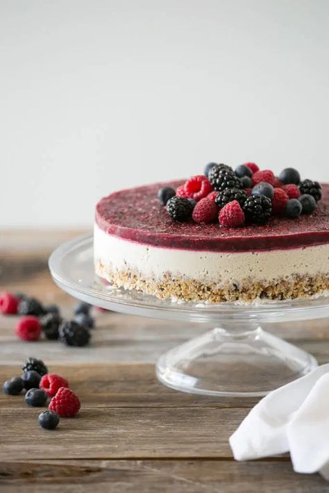 Raw Cheesecake, Favorite Holiday Desserts, Vanilla Bean Cheesecake, Raw Cake, Berry Cheesecake, Low Carb Snack, Vegan Cheesecake, Raw Desserts, Paleo Desserts